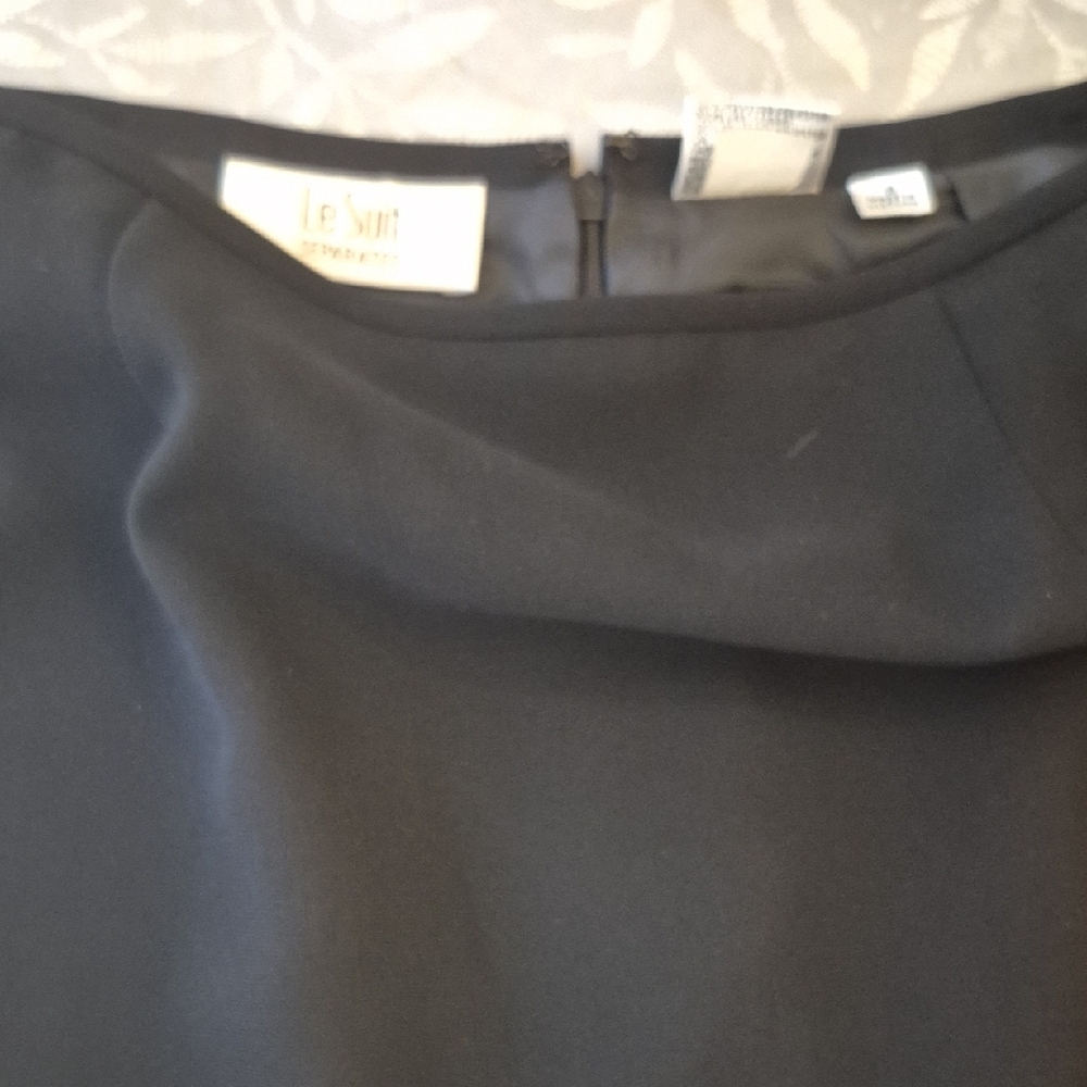 Le Suit Women's Classic Black Pencil Skirt